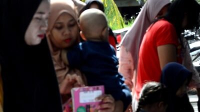 18 desa di Sambas prevelansi stunting masih tinggi olah karenanya Pemkab Sambas berusaha keras untuk menurunkannya dengan cara mendorong ibu - ibu dan anak untuk selalu memeriksakan kesehatannya.