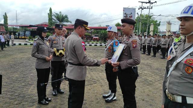 Kapolres Sanggau AKBP Suparno Agus Candra Kusumah saat memimpin upacara PTDH seorang personel pada Senin (21/2) yang telah melakukan pelanggaran