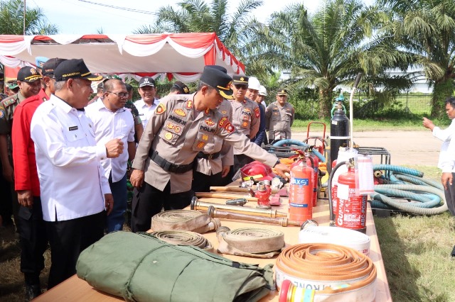 Bupati Kubu Raya Muda Mahendrawan dan Kapolres Kubu Raya AKBP Arief Hidayat saat mengecek sapras yang digunakan untuk pemadaman karhutla.