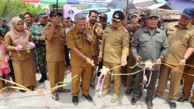 Bupati Kubu Raya Muda Mahendrawan dan Wakil Bupati Kubu Raya Sujiwo didampingi Wakil Ketua DPRD Suharso resmmikan Jembatan Permata Bahagia pada Rabu (15/2) dengan acara ritual tepung tawar.