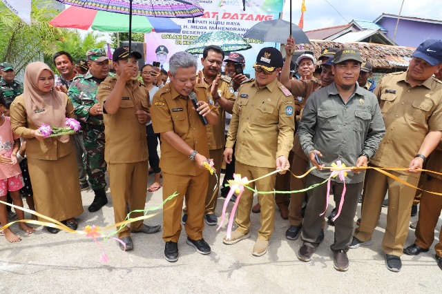 Bupati Kubu Raya Muda Mahendrawan dan Wakil Bupati Kubu Raya Sujiwo didampingi Wakil Ketua DPRD Suharso resmmikan Jembatan Permata Bahagia pada Rabu (15/2) dengan acara ritual tepung tawar.