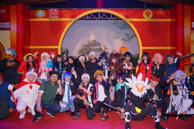 Penampilan 25 orang cosplayer memukau para penonton yang memadati Festival Cap Go Meh. Para cosplayer beradu akting memperagakan berbagai macam karakter anime yang digandrungi para remaja dan milenial.