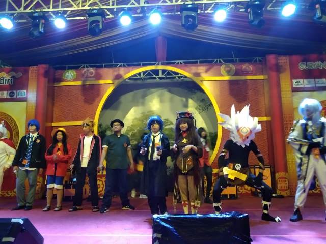 Para cosplayer yang berakting dengan berbagai karakter di Festival Cap Go Meh Pontianak sehingga berhasil memukau para wibu lovers yang menonton pada Jumat (3/2) malam.