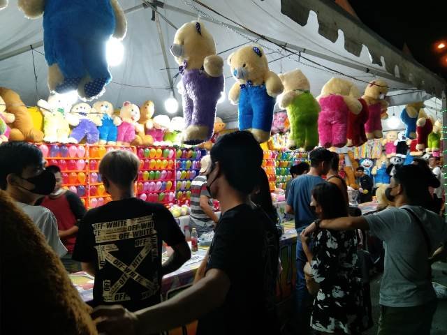 Masyarakat antusias melatih tingkat fokus sambil bermain ketangkasan dart balon yang dibuka di Festival Imlek Jalan Diponegoro Pontianak selama satu minggu.
