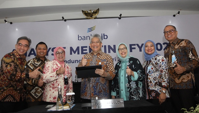 Direktur Utama Bank Jawa Barat dan Banten (BJB), Yuddy Renaldi bersama dengan para direktur usai Analyst Meeting Full Year 2022, Senin (27/2)