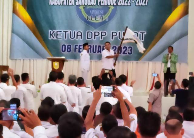 Ketua DPC APDESI Sanggau periode 2023-2027, Kasim yang dilantik oleh Ketua DPP APDESI, Rabu (8/2). Kesempatan itu ia mengungkapkan tidak semua kades setuju masa jabatan kades 0 tahun. Foto: pek