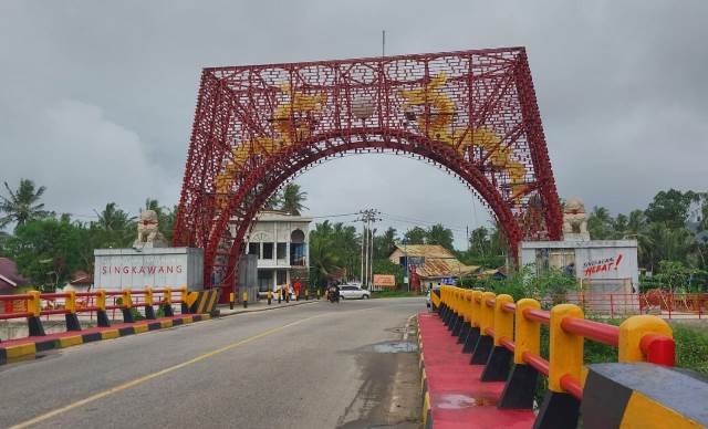 Gerbang Cap Go Meh. Gerbang yang merupakan batas wilayah Kota Singkawang dan Kabupaten Bengkayang di Pasir Panjang, Kecamatan Singkawang Selatan menjadi penyambut tamu bagi para pengunjung yang datang ke Kota Singkawang.