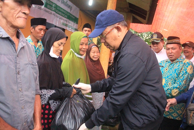 Sebanyak 2.000 paket bantuan didistribusikan untuk warga di Kabupaten Sambas yang terdampak banjir.