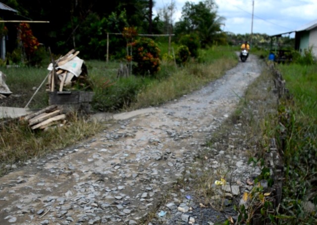 Kondisi jalan Desa Sebangun yang rusak parah hingga mencapai tujuh kilometer. Akibatnya, biaya angkut bahan material pun juga ikut mahal.