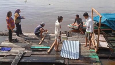 Sejumlah jamban milik warga yang berada di sepanjang Sungai Kapuas dirobohkan dalam rangka mendukung Desa Open Defecation Free (ODF), Kamis (16/2).