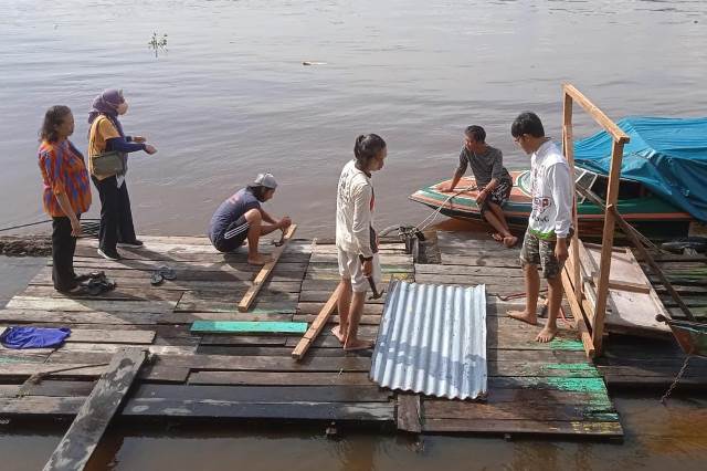 Sejumlah jamban milik warga yang berada di sepanjang Sungai Kapuas dirobohkan dalam rangka mendukung Desa Open Defecation Free (ODF), Kamis (16/2).