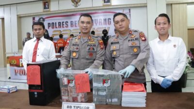 Kapolres Bengkayang AKBP Bayu Suseno saat konfrensi pers, Selasa (28/2) bersama Kasat Reskrim menunjukan barang bukti uang Rp600 juta dan CPU komputer atas korupsi pembangunan PIBI Center yang melibatkan mantan kepala BPKAD Bengkayang sebagai tersangka