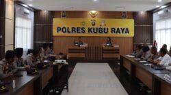 Kapolres Kubu Raya AKBP Arief Hidayat saat memberikan pengarahan kepada bawahan terkait kinerjja dan berbagai isu kejahatan diantaranya isu penculikan anak. Foto: dian