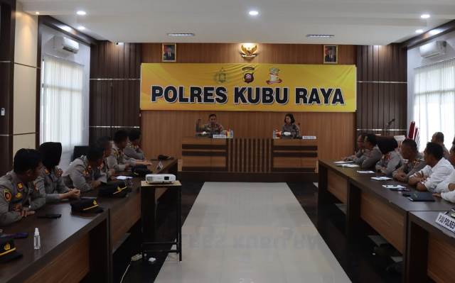 Kapolres Kubu Raya AKBP Arief Hidayat saat memberikan pengarahan kepada bawahan terkait kinerjja dan berbagai isu kejahatan diantaranya isu penculikan anak. Foto: dian