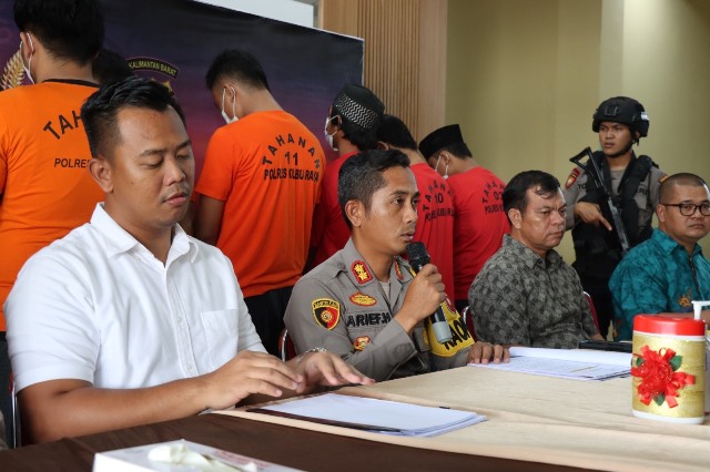 Kapolres Kubu Raya AKBP Arief Hidayat konfrensi pers pada Jumat (17/2) terkait penangkapan komplotan oknum kepala desa (kades) dari Kabupaten Bengkayang lantaran penyalah gunaan narkoba yang terancam hukuman penjara maksimal 20 tahun.