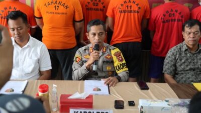 Kapolres Kubu Raya AKBP Arief Hidayat didampingi Kasat Narkoba AKP B Pandia saat konfrensi pers pada Jumat (17/2) terkait oknum kades dari Bengkayang yang membawa sabu 10 kg dari Malaysia ke Pontianak lantaran terlilit utang proyek.