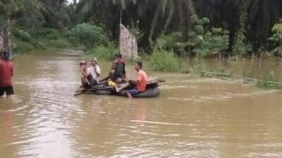 Curah hujan tinggi selama 4 hari 4 malam menyebabkan beberapa daerah di Kecamatan Ledo, seperti Desa Semangat RT 04 dan Sebakul mengalami banjir