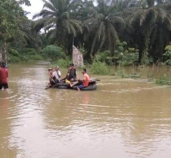 Curah hujan tinggi selama 4 hari 4 malam menyebabkan beberapa daerah di Kecamatan Ledo, seperti Desa Semangat RT 04 dan Sebakul mengalami banjir