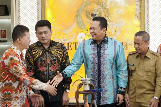 Ketua MPR RI Bambang Soesatyo saat menerima pengurus ABPEDNAS, APDESI dan PPDI di Jakarta, Senin (13/2). Bambang mendorong pemerintah desa dilibatkan maskimal dalam melakukan pemuktahiran data kemiskinan yang hingga kini masih belum akurat