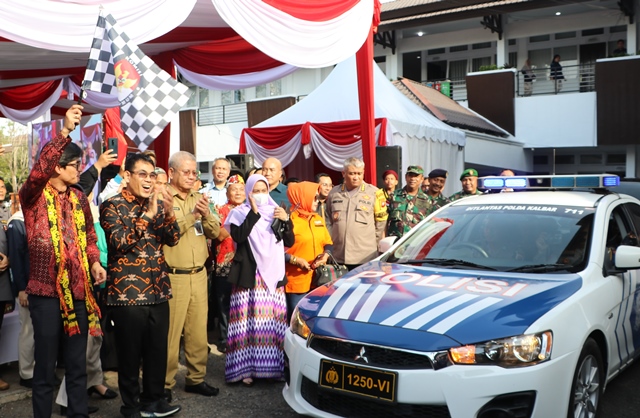 Sekda Kalbar bersama Komisioner KPU RI dan Ketua KPU Kalbar saat melepas Tim Kirab Pemilu, Selasa (14/2) menuju ke beberapa kabupaten / kota di Kalbar.