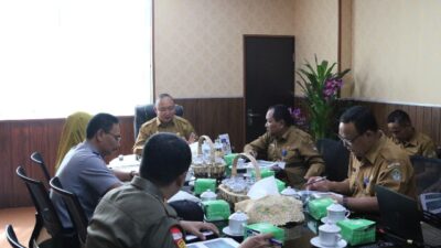 Sekda Ketapang Alexander Wilyo saat rapat bersama Dinas Kominfo pada Rabu (15/2) dalam rangka evaluasi kinerja pelaksanaan Call Center 112. Sebab selama ini ternyata banyak panggilan prank dari masyarakat. Foto: naufal