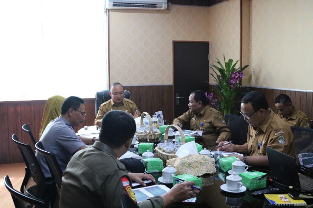 Sekda Ketapang Alexander Wilyo saat rapat bersama Dinas Kominfo pada Rabu (15/2) dalam rangka evaluasi kinerja pelaksanaan Call Center 112. Sebab selama ini ternyata banyak panggilan prank dari masyarakat. Foto: naufal