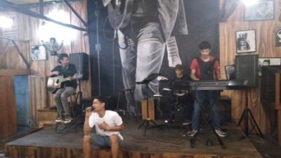 Live Acoustic FIJAYCF salah satu grup musik di Pontianak yang dimainkan para pemain muda berbakat ini tampil di salah satu cafe yang berhasil meraup cuan hingga jutan rupiah