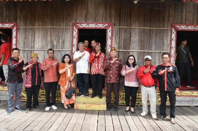 Saat resmikan Sekretariat DAD Sungai Ambawang pada Sabtu (25/2), Bupati Kubu Raya Muda Mahendrawan berharap adat dayak berpotensi menjadi industri wisata budaya.