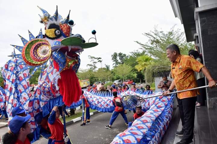 Bupati Kubu Raya Muda Mahendrawan saat menyambut naga sinar berkah dari Yayasan Bhakti Suci yang ke Kantor Bupati Kubu Raya, Jumat (3/2).