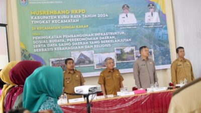 Bupati Kubu Raya Muda Mahendrawan didampingi Ketua DPRD Kubu Raya Agus Sudarmansyah saat Musrenbang RKPD TA 2024 Kecamatan Sui Kakap, Rabu (8/2).