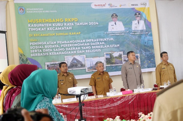 Bupati Kubu Raya Muda Mahendrawan didampingi Ketua DPRD Kubu Raya Agus Sudarmansyah saat Musrenbang RKPD TA 2024 Kecamatan Sui Kakap, Rabu (8/2).