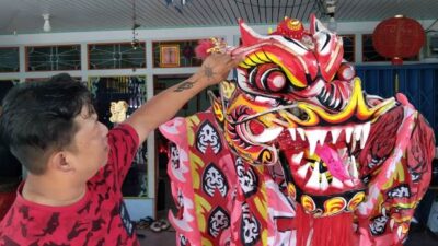 Koordinator Grup Barongsai Perdamaian Pontianak Yulius saat menunjukan naga betina yang dibuatnya untuk turun pada Cap Go Meh di Pontianak, Rabu (1/3).