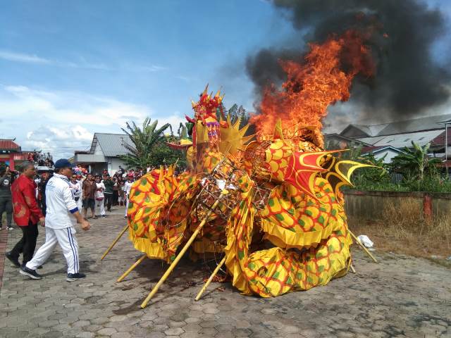 Sebanyak 26 replika naga dibakar secara ritual di Pemakaman Yayasan Bhakti Suci (YBS) Sui Raya, Senin (6/2). Kegiatan ini sebagai proses dari akhir perayaan Cap Go Meh