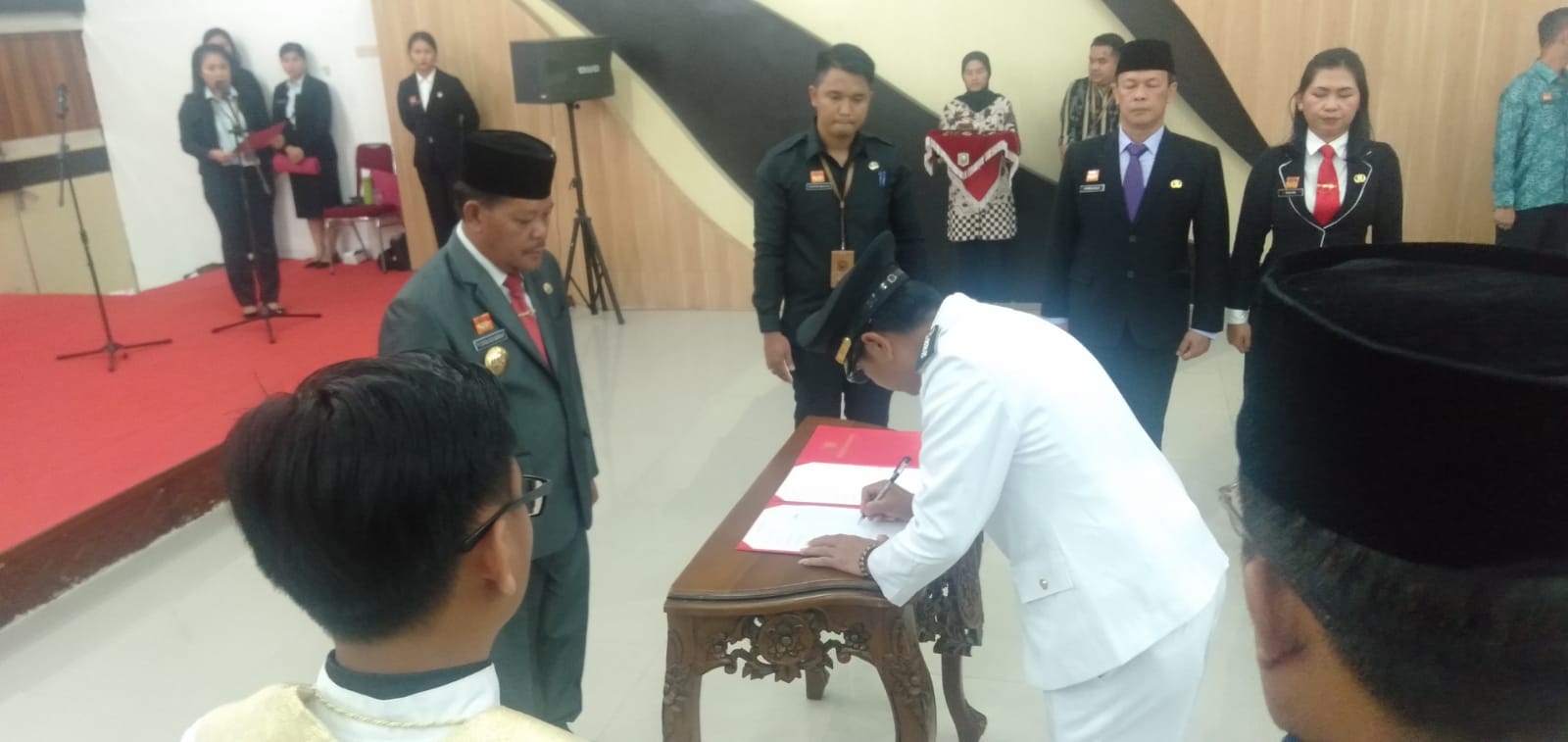 Bupati Sanggau Paolus Hadi melantik pejabat administrator dan pengawas yang berjumlah 93 orang, Kamis (2/2) di aula Kantor Bupati Sanggau.