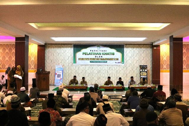 Sebanyak 100 orang khatib mendapat pelatihan tentang tata cara khutbah dari Pemkab Ketapang, Selasa (28/2). Foto: naufal