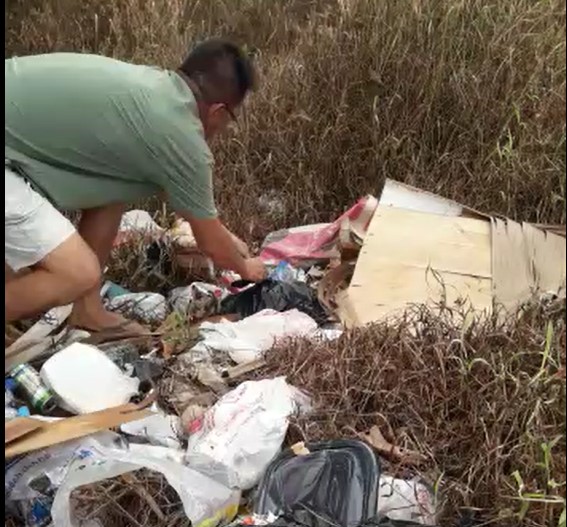 Warga berusaha menyelamatkan bayi yang ditemukan di tempat pembuangan sampah di Komplek Bumi Batara II Sungai Raya Dalam, Selasa (28/2).