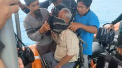 Matak (63) penumpang KM Sabuk Nusantara yang berhasil ditemukan karena sebelumnya terjatuh dari kapal. Ia ditemukan tim SAR gabungan pada Selasa (21/2) di perairan Karimata Kabupaten Kayong Utara.