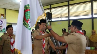 Asisten I Setda bidang Pemerintahan dan Kesra Edi Radiansyah saat menyerahkan pataka kepada Ketua Kwarcab Pramuka Ketapang Senin (20/2) yang akan membawa 16 penggalang ke lomba Kwarda Kalbar.