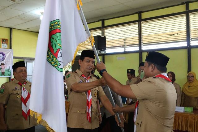 Asisten I Setda bidang Pemerintahan dan Kesra Edi Radiansyah saat menyerahkan pataka kepada Ketua Kwarcab Pramuka Ketapang Senin (20/2) yang akan membawa 16 penggalang ke lomba Kwarda Kalbar.