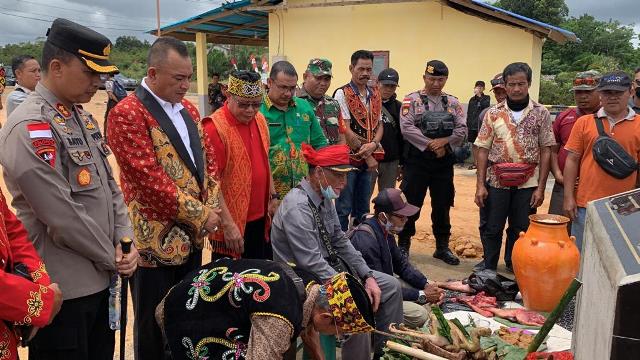 Ketua Adat Desa Jahandung (Nyandung), Linus saat memimpin ritual adat, Jumat (24/2).