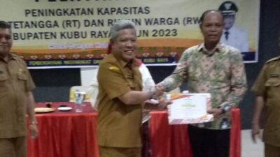 Bupati Kubu Raya Muda Mahendrawan menyerahkan sertifikat kepada salah satu peserta bimtek peningkatan kapasitas RT dan RW, Suhardi yang merupakan Ketua RW di Komplek Griya Husada, Selasa (14/2). Di bimtek tersebut juga diminta RT dan RW proaktif memantau warganya yang sakit agar bisa mendapatkan layanan kesehatan gratis