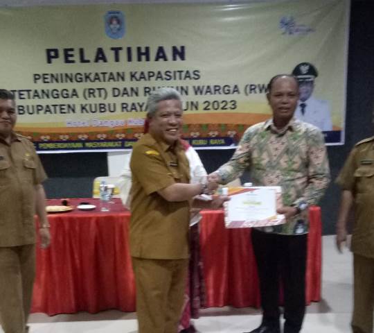 Bupati Kubu Raya Muda Mahendrawan menyerahkan sertifikat kepada salah satu peserta bimtek peningkatan kapasitas RT dan RW, Suhardi yang merupakan Ketua RW di Komplek Griya Husada, Selasa (14/2). Di bimtek tersebut juga diminta RT dan RW proaktif memantau warganya yang sakit agar bisa mendapatkan layanan kesehatan gratis