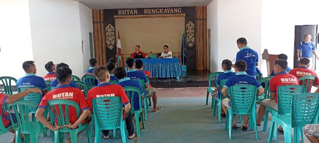 Sejumlah narapidana Rutan Kelas IIB Bengkayang yang putus sekolah dan buta huruf mengikuti program Kegiatan Belajar Masyarakat (PKBM) dan Pemberantasan Buta Huruf (PBH), Sabtu (25/2)