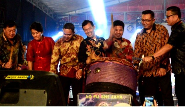 Bupati Sambas Satono bersama tokoh Tionghoa memukul gendang pertanda perayaan Cap Go Meh di Sambas resmi dibuka dengan tetap menjaga toleransi, Kamis (2/2) malam.