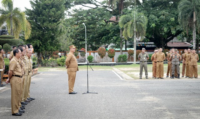 Sekretaris Daerah Ketapang Alexander Wilyo akan menelusuri penyebab Indeks SPBE Ketapang yang rendah. Hal itu disampaikannya saat memimpin apel pagi, Senin (13/2).