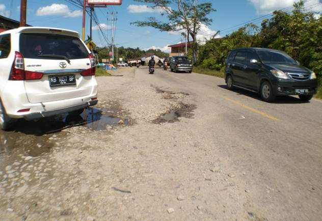 Jalan Sanggau Ledo, Sebopet tepat depan BRI Bengkayang yang berlubang ini mengakibatkan sering terjadi tabrakan beruntun. Seperti yang terjadi pada Kamis (16/2) lantaran sebuah mobil rem mendadak menghindari jalan lubang sehingga tiga pengendaranya juga rem mendadak
