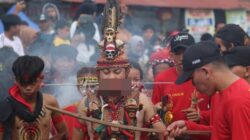 Atraksi budaya tatung yang ikut memeriahkan perayaan Cap Go Meh di Kabupaten Ketapang, Minggu (5/2). Namun sayangnya kegiatan budaya ini tidak mendapatkan perhatian dari pemerintah daerah.