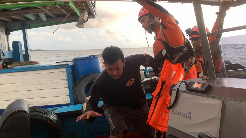Tim SAR melakukan evakuasi terhadap Anak Buah Kapal TB Citra Niaga yang mengalami kandas di muara Ketapang, Jumat (24/2).