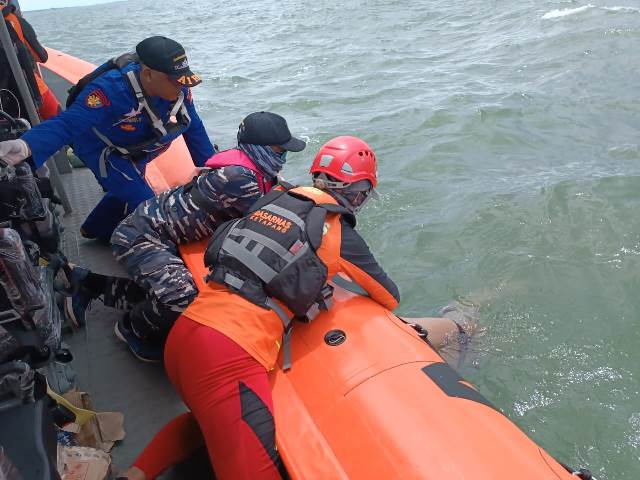 Tim SAR gabungan akhirnya berhasil menemukan Kapten Kapal Tugboat Sinar Pawan I Wardi dalam keadaan tak bernyawa pada Senin (13/2) sekitar 6,7 Nautical Mile dari tenggelamnya kapal di perairan Kendawangan. Foto: ist/SAR Pontianak/tmb