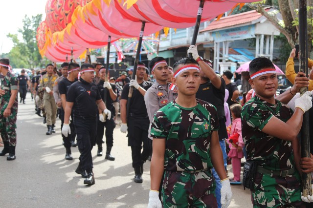 Sejumlah personel TNI, Polri dan Sat Pol PP terlihat ikut berpartisipasi memainkan naga raksasa dalam rangka memeriahkan Cap Go Meh di Ketapang, Minggu (5/2).